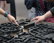 Como evaluar una ubicación para apertura de sucursal - Mujeres señalando ubicación