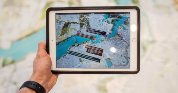 hombre viendo un mapa en una tablet con una aplicación GIS