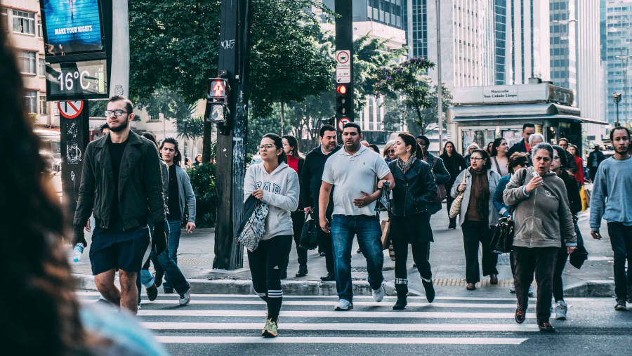 Personas caminando sobre un cruce peatonal