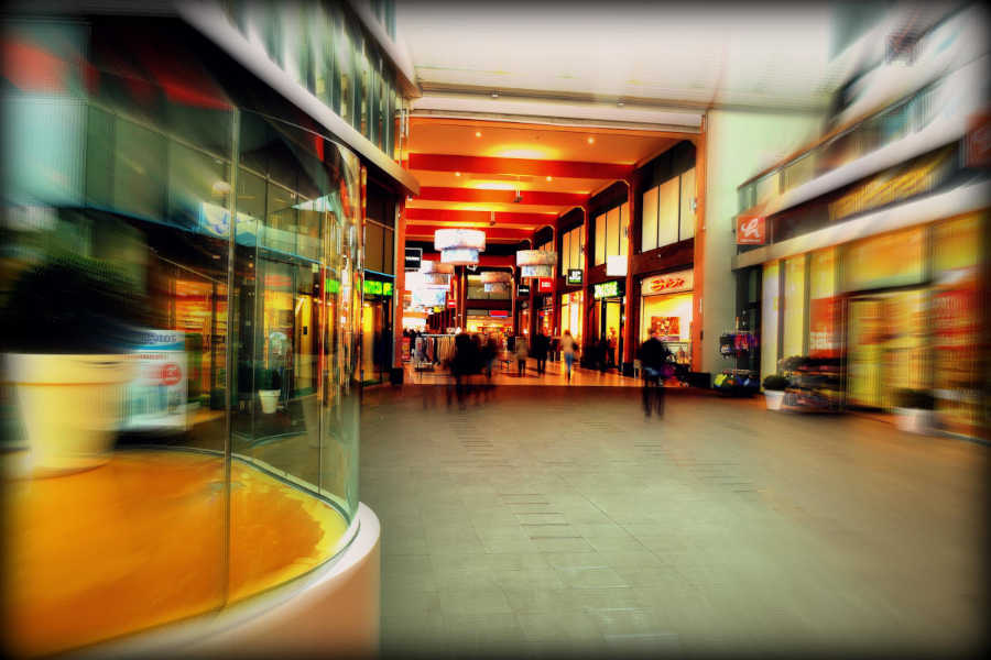 Vista de locales y establecimientos en un centro comercial