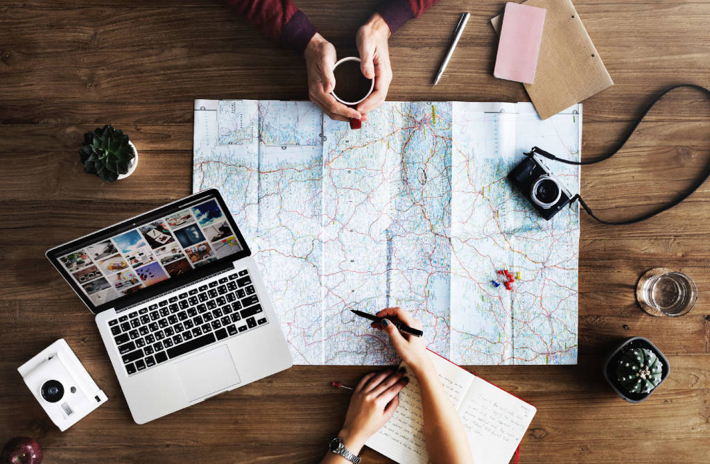 Mujer mostrando la ruta en un mapa de papel